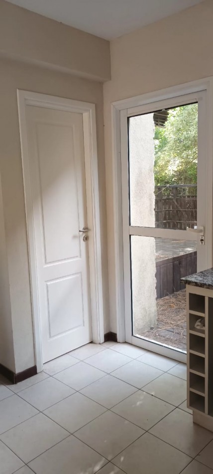 TRIPLEX EN VENTA EN PINAMAR NORTE 3 HABITACIONES 1 TOILLETE 2 BAÑOS COCHERA 