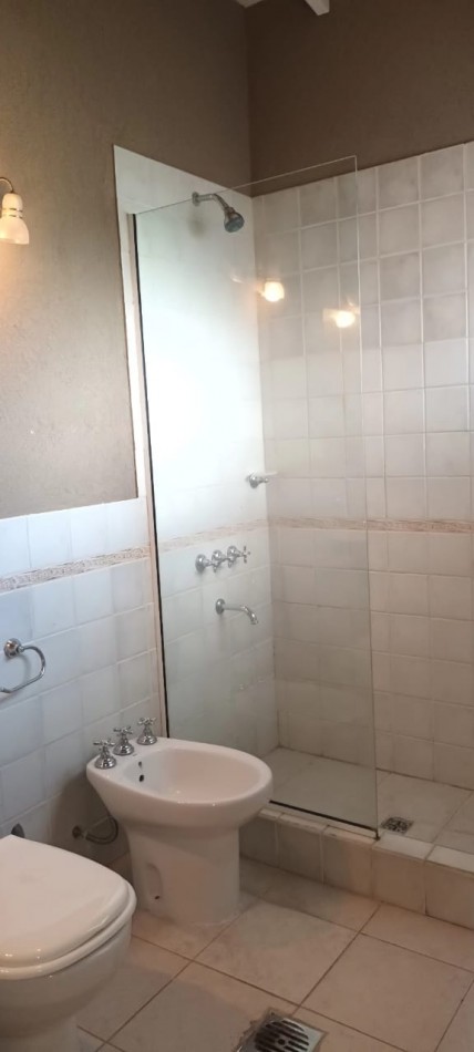 TRIPLEX EN VENTA EN PINAMAR NORTE 3 HABITACIONES 1 TOILLETE 2 BAÑOS COCHERA 