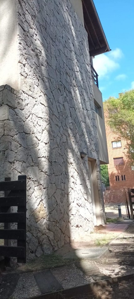 TRIPLEX EN VENTA EN PINAMAR NORTE 3 HABITACIONES 1 TOILLETE 2 BAÑOS COCHERA 