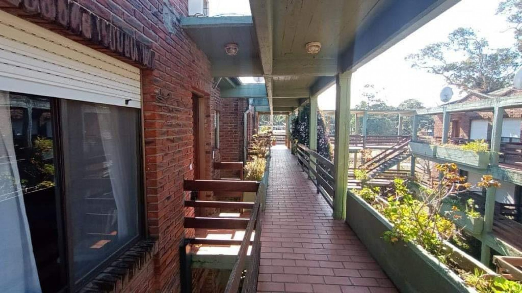 DEPARTAMNTO EN VENTA  TRES AMBIENTES COCHERA CUBIERTA PARRILLA   PINAMAR 