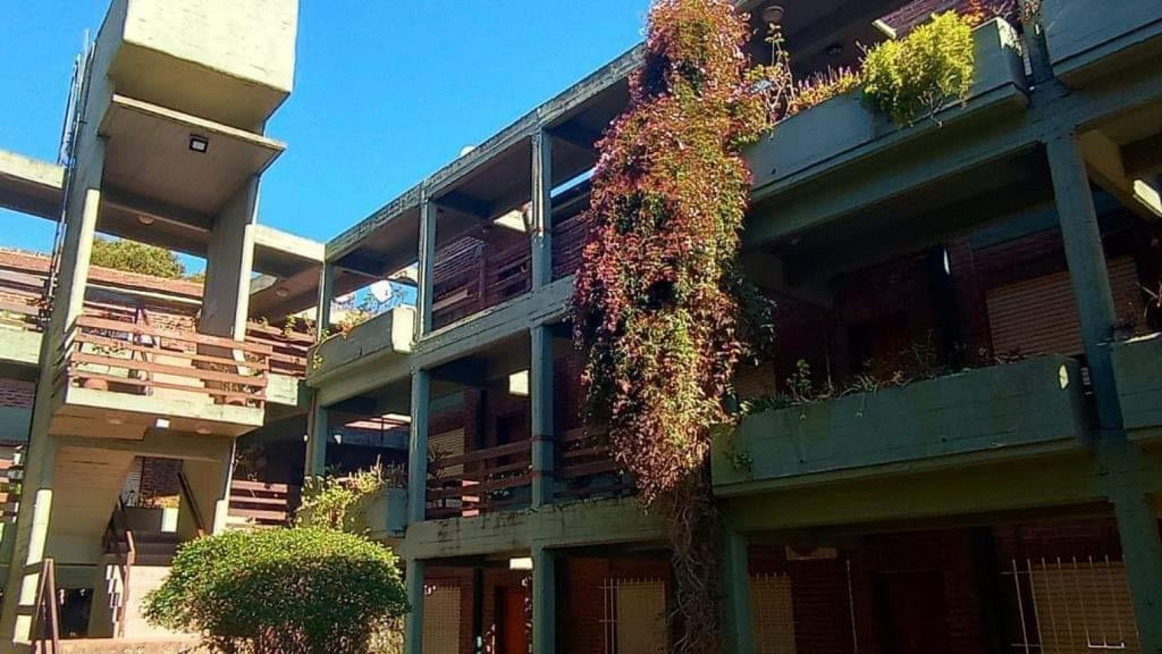 DEPARTAMNTO EN VENTA  TRES AMBIENTES COCHERA CUBIERTA PARRILLA   PINAMAR 