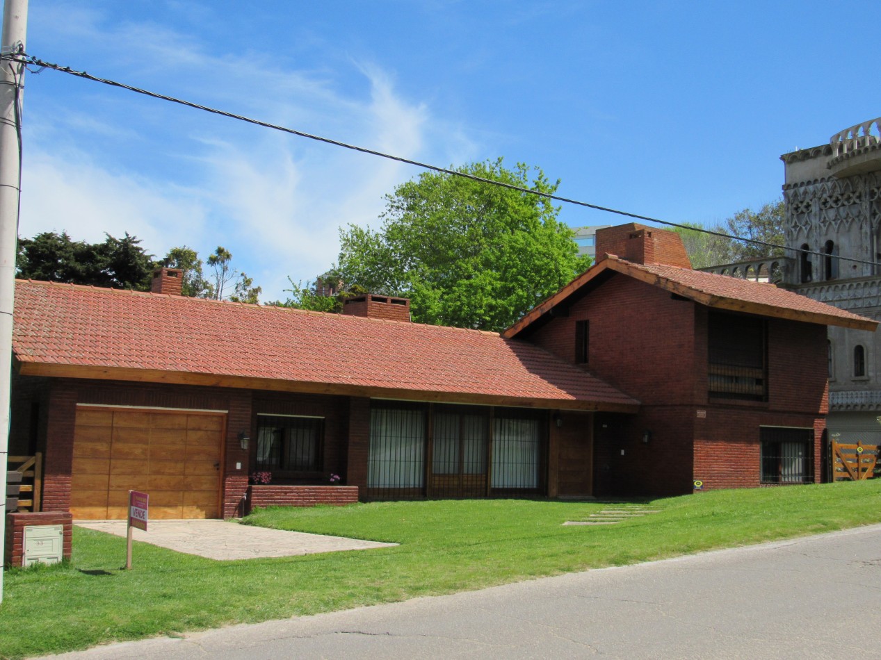 CASA EN ALQUILER ANUAL  A 300 MTS DE LA PLAYA EN ZONA IGLESIA PINAMAR. 213 MT2 CUB.4 HABITACIONES .TERRENO 890 MT2 ESCUCHAMOS PROPUESTAS