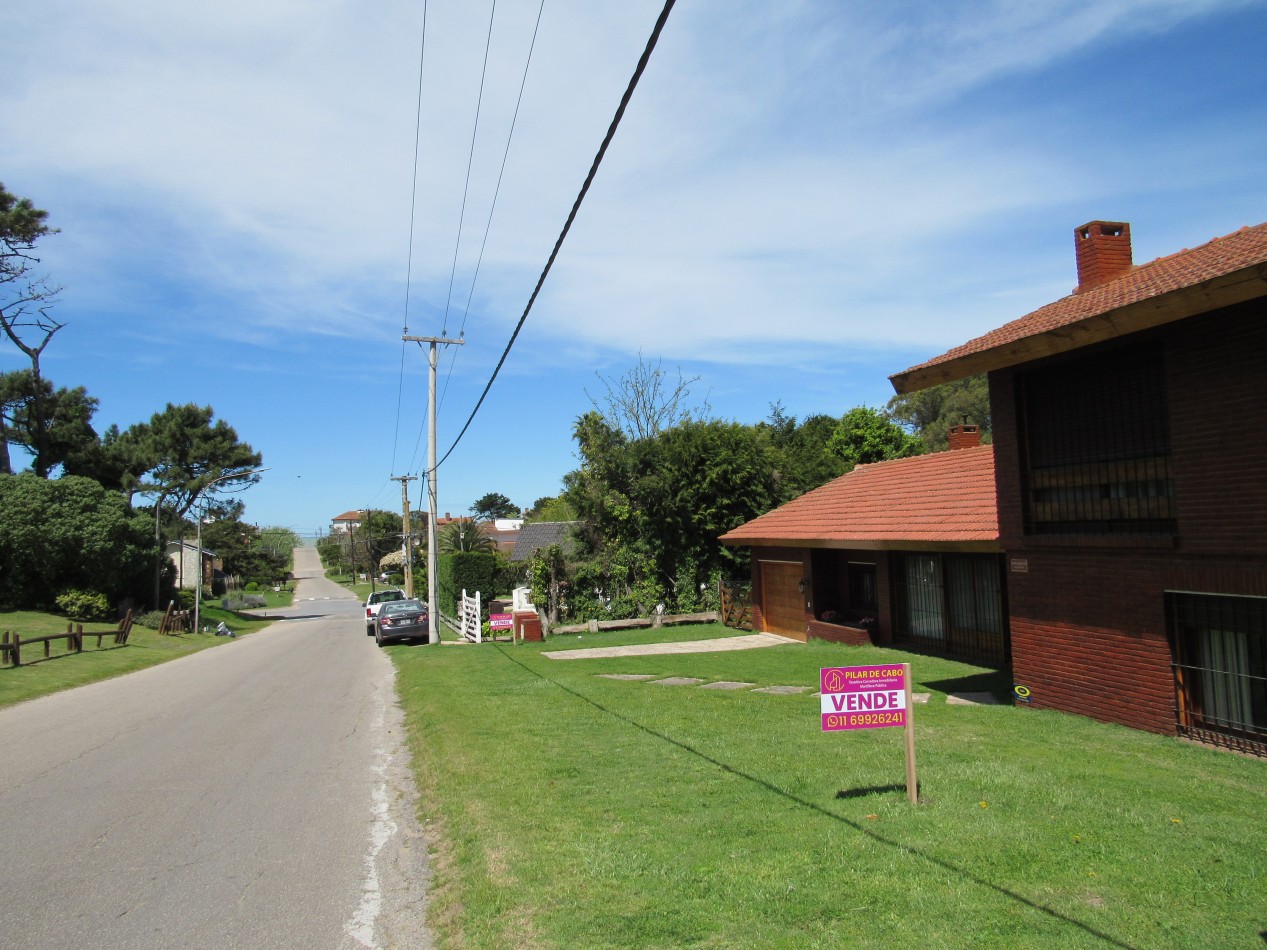 CASA EN ALQUILER ANUAL  A 300 MTS DE LA PLAYA EN ZONA IGLESIA PINAMAR. 213 MT2 CUB.4 HABITACIONES .TERRENO 890 MT2 ESCUCHAMOS PROPUESTAS