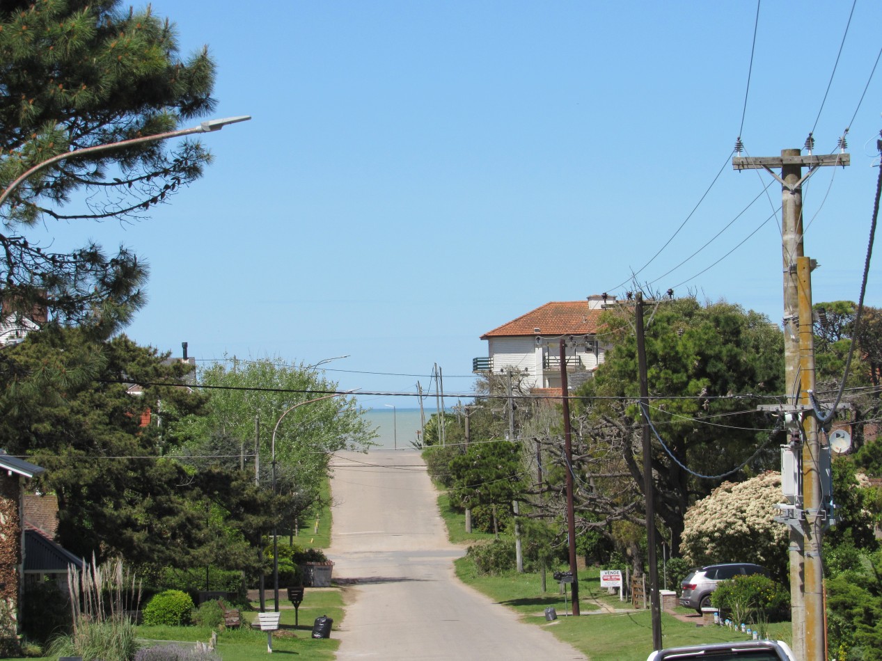 CASA EN ALQUILER ANUAL  A 300 MTS DE LA PLAYA EN ZONA IGLESIA PINAMAR. 213 MT2 CUB.4 HABITACIONES .TERRENO 890 MT2 ESCUCHAMOS PROPUESTAS