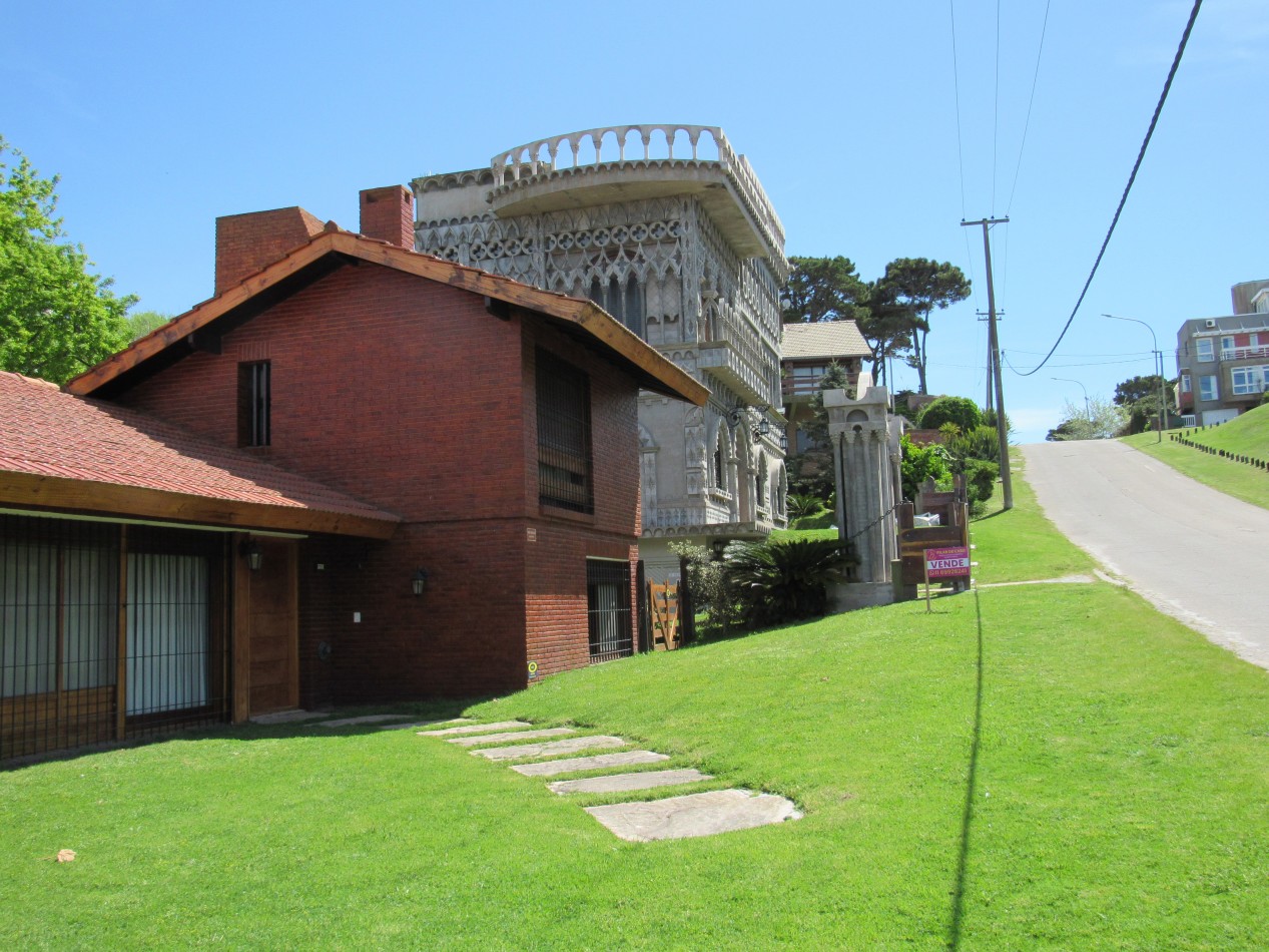 CASA EN ALQUILER ANUAL  A 300 MTS DE LA PLAYA EN ZONA IGLESIA PINAMAR. 213 MT2 CUB.4 HABITACIONES .TERRENO 890 MT2 ESCUCHAMOS PROPUESTAS