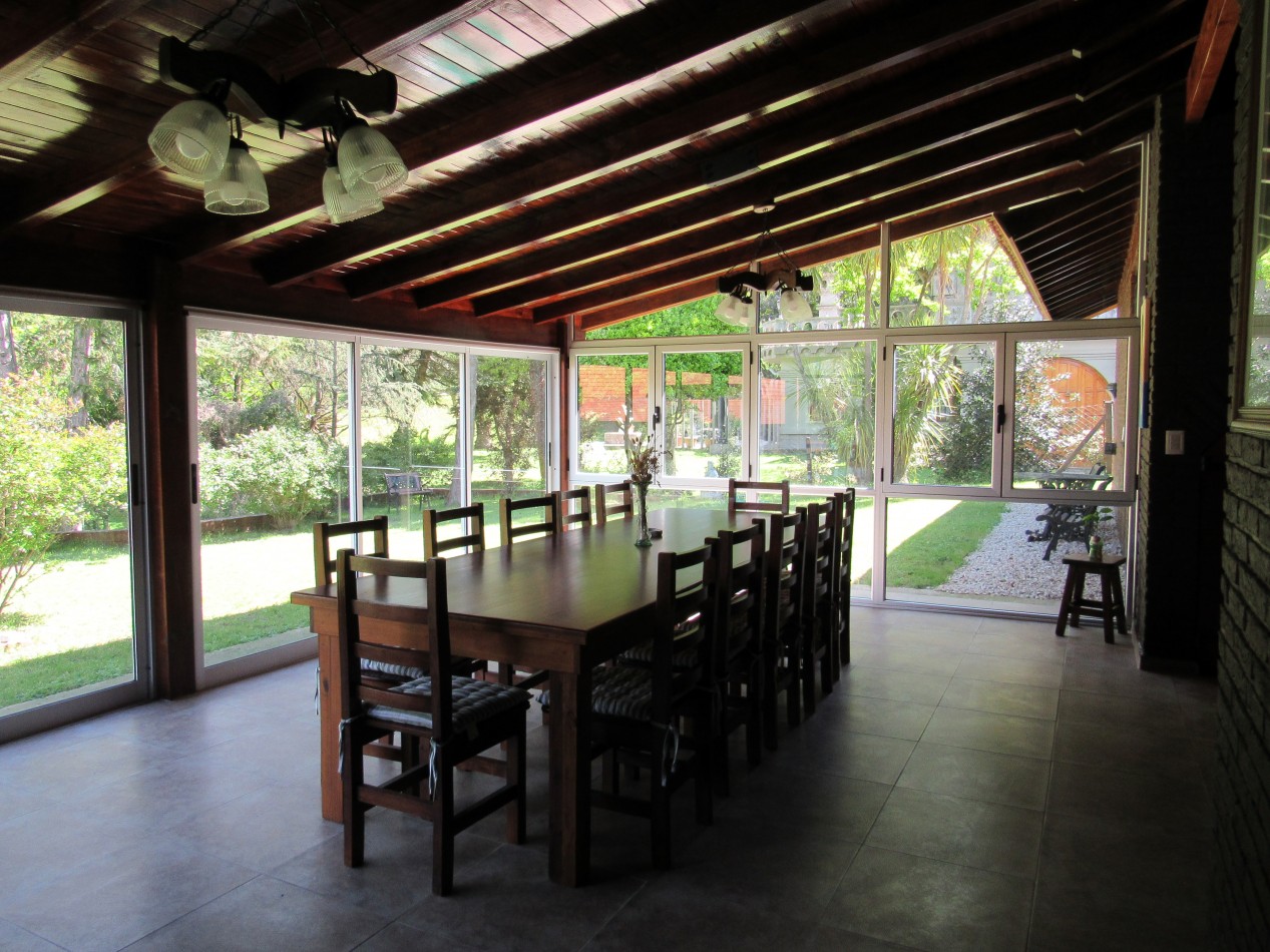 CASA EN ALQUILER ANUAL  A 300 MTS DE LA PLAYA EN ZONA IGLESIA PINAMAR. 213 MT2 CUB.4 HABITACIONES .TERRENO 890 MT2 ESCUCHAMOS PROPUESTAS