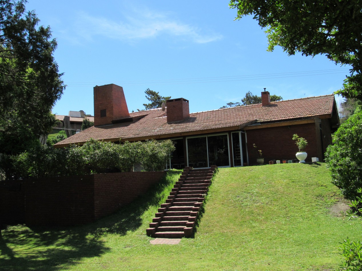 CASA EN ALQUILER ANUAL  A 300 MTS DE LA PLAYA EN ZONA IGLESIA PINAMAR. 213 MT2 CUB.4 HABITACIONES .TERRENO 890 MT2 ESCUCHAMOS PROPUESTAS