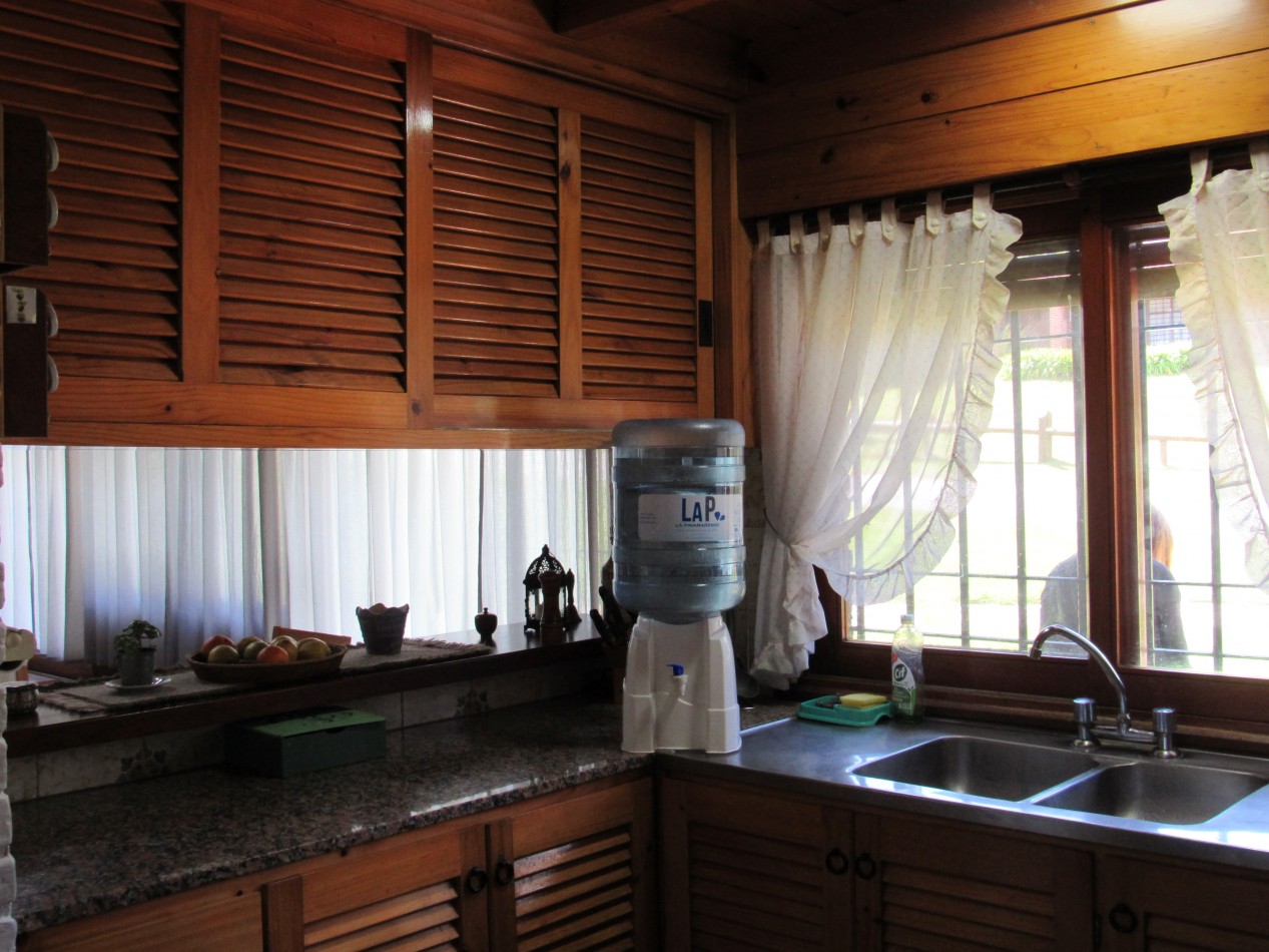 CASA EN ALQUILER ANUAL  A 300 MTS DE LA PLAYA EN ZONA IGLESIA PINAMAR. 213 MT2 CUB.4 HABITACIONES .TERRENO 890 MT2 ESCUCHAMOS PROPUESTAS