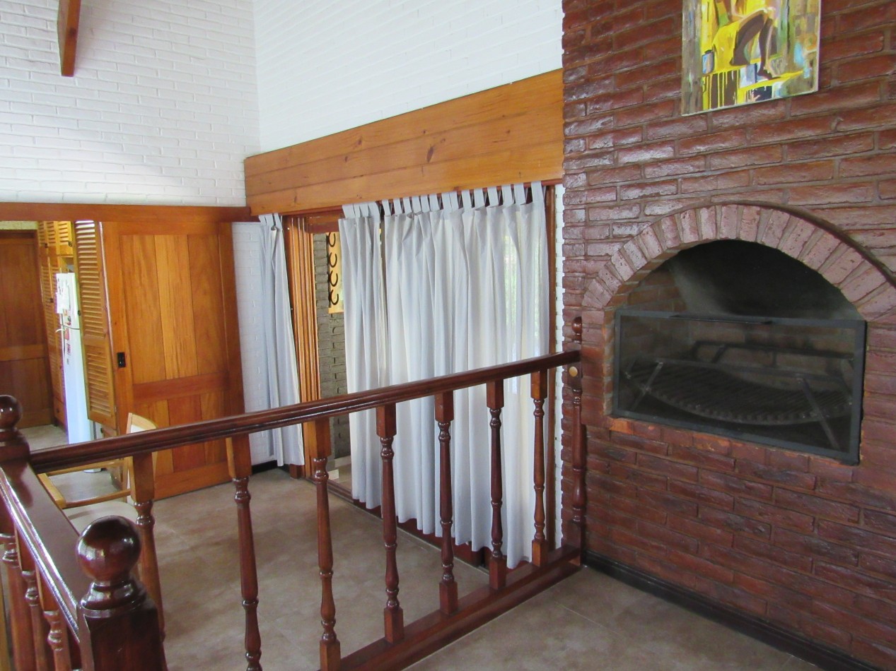 CASA EN ALQUILER ANUAL  A 300 MTS DE LA PLAYA EN ZONA IGLESIA PINAMAR. 213 MT2 CUB.4 HABITACIONES .TERRENO 890 MT2 ESCUCHAMOS PROPUESTAS