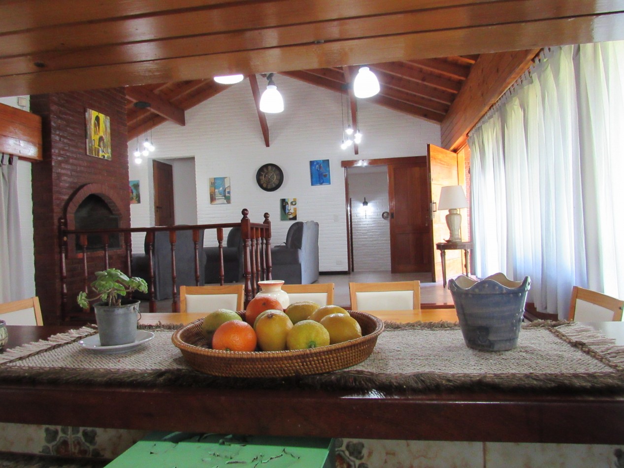 CASA EN ALQUILER ANUAL  A 300 MTS DE LA PLAYA EN ZONA IGLESIA PINAMAR. 213 MT2 CUB.4 HABITACIONES .TERRENO 890 MT2 ESCUCHAMOS PROPUESTAS