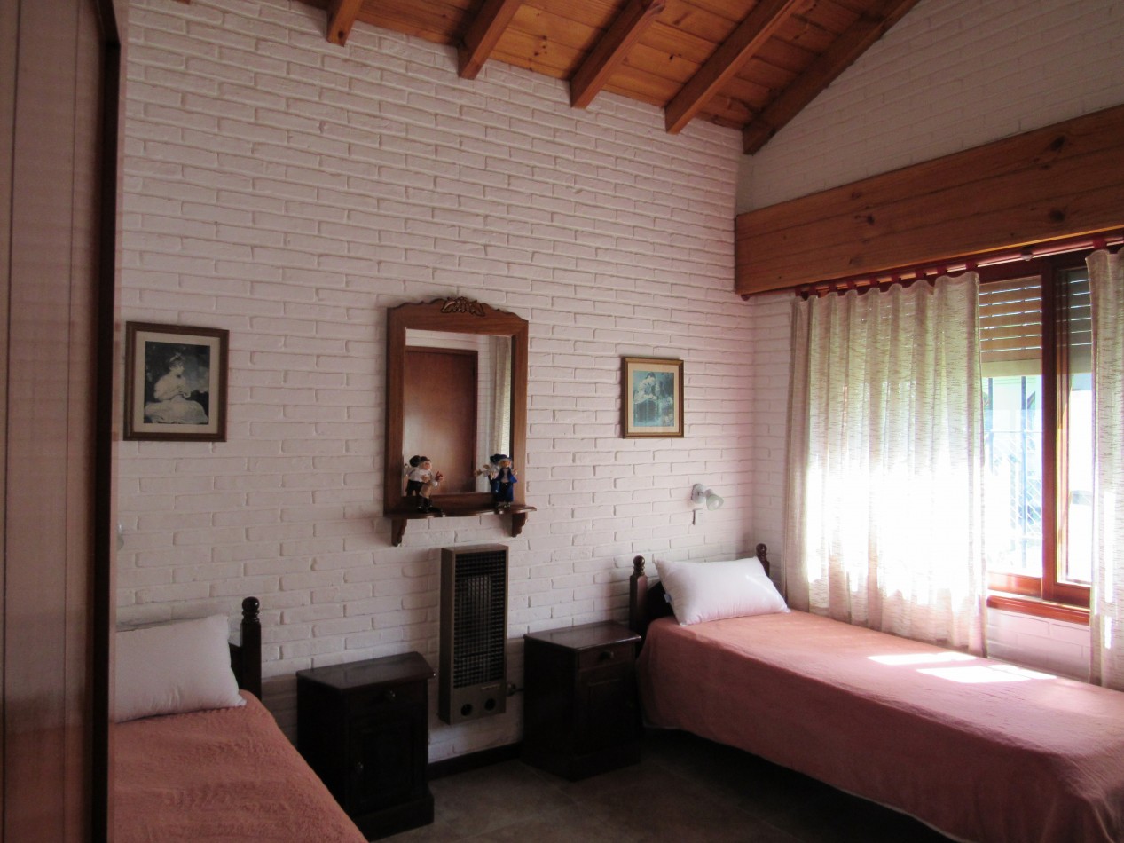 CASA EN ALQUILER ANUAL  A 300 MTS DE LA PLAYA EN ZONA IGLESIA PINAMAR. 213 MT2 CUB.4 HABITACIONES .TERRENO 890 MT2 ESCUCHAMOS PROPUESTAS