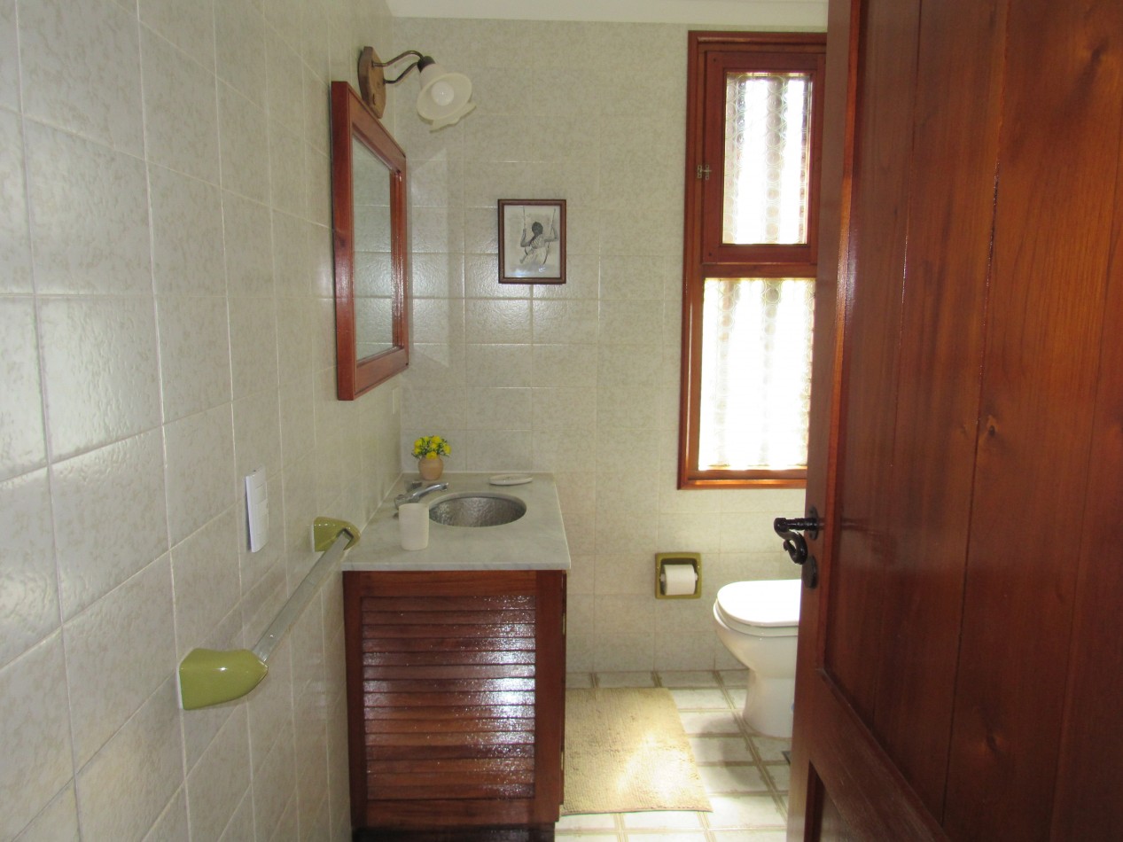 CASA EN ALQUILER ANUAL  A 300 MTS DE LA PLAYA EN ZONA IGLESIA PINAMAR. 213 MT2 CUB.4 HABITACIONES .TERRENO 890 MT2 ESCUCHAMOS PROPUESTAS