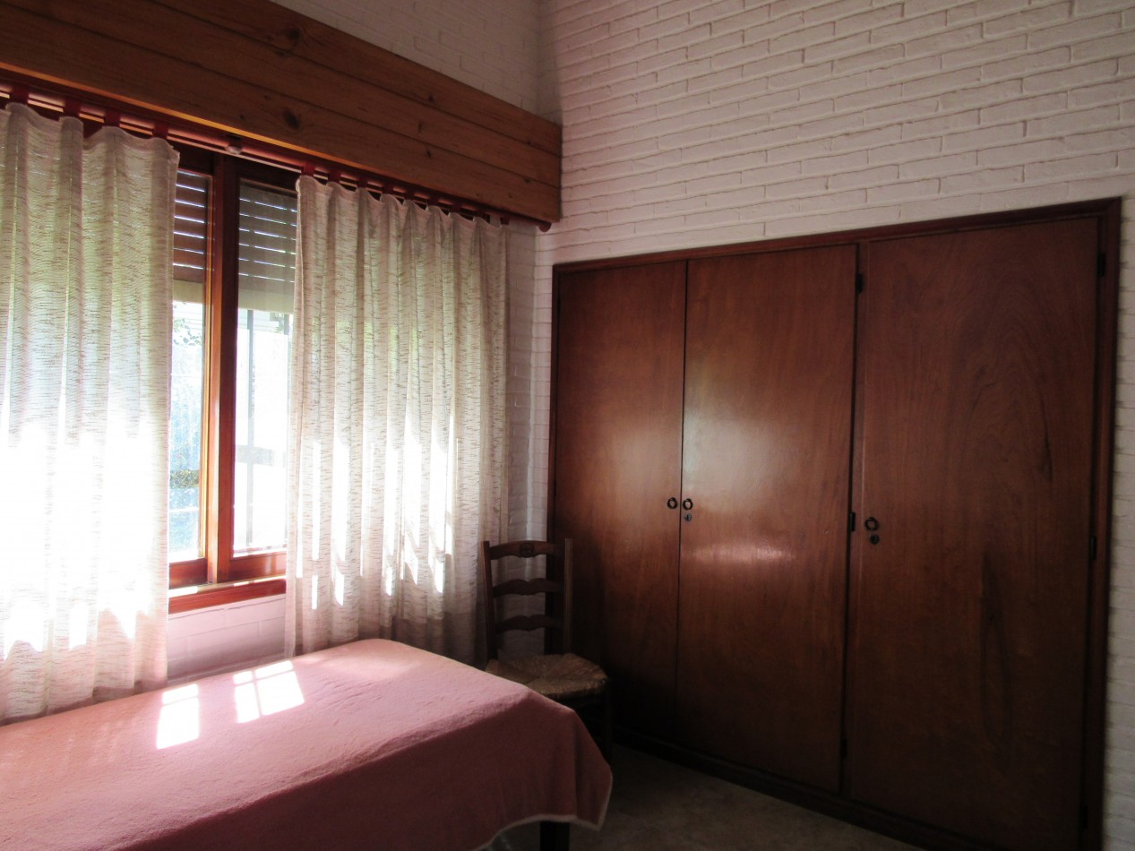 CASA EN ALQUILER ANUAL  A 300 MTS DE LA PLAYA EN ZONA IGLESIA PINAMAR. 213 MT2 CUB.4 HABITACIONES .TERRENO 890 MT2 ESCUCHAMOS PROPUESTAS