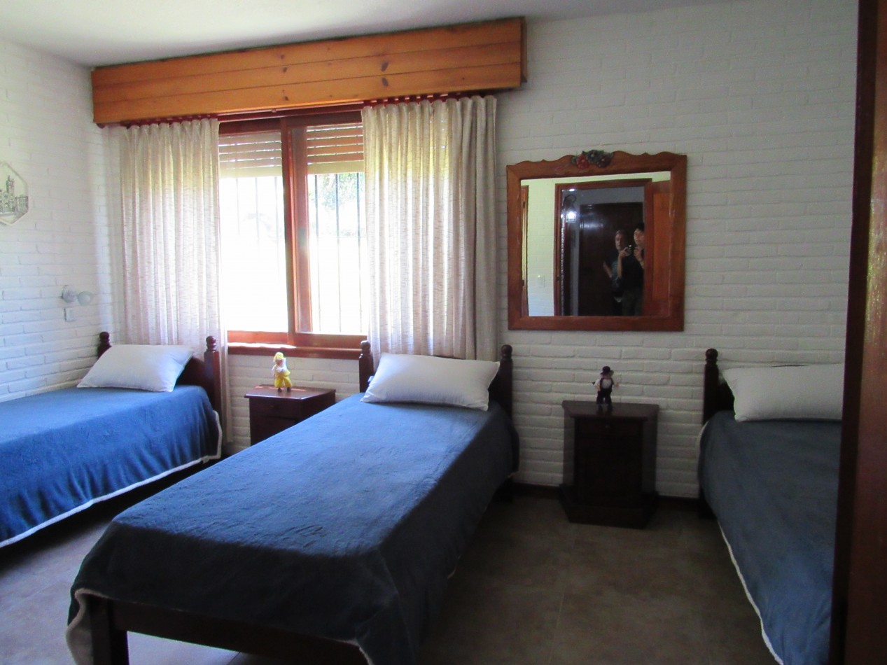 CASA EN ALQUILER ANUAL  A 300 MTS DE LA PLAYA EN ZONA IGLESIA PINAMAR. 213 MT2 CUB.4 HABITACIONES .TERRENO 890 MT2 ESCUCHAMOS PROPUESTAS