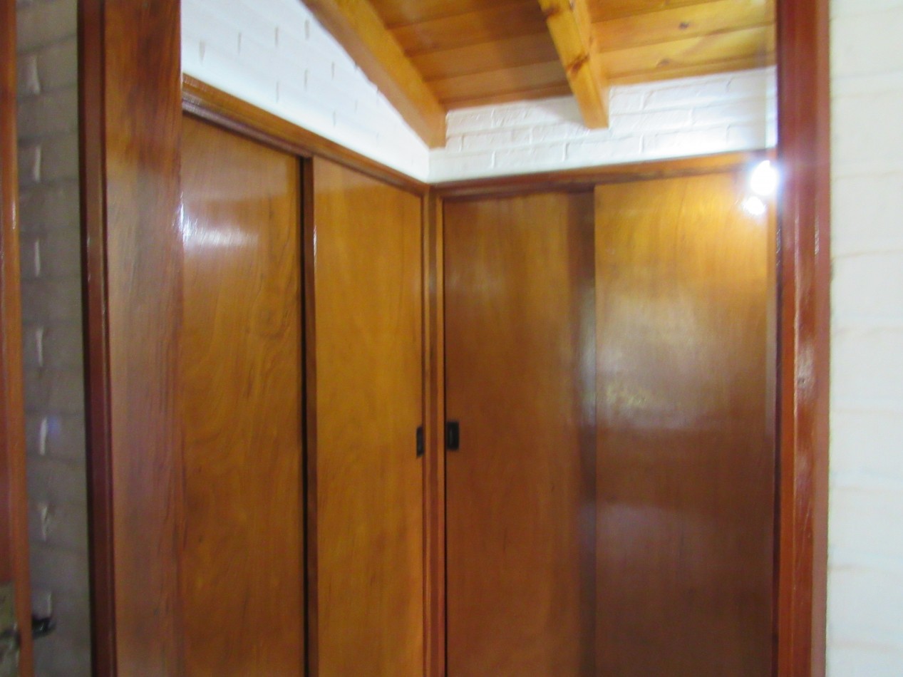 CASA EN ALQUILER ANUAL  A 300 MTS DE LA PLAYA EN ZONA IGLESIA PINAMAR. 213 MT2 CUB.4 HABITACIONES .TERRENO 890 MT2 ESCUCHAMOS PROPUESTAS