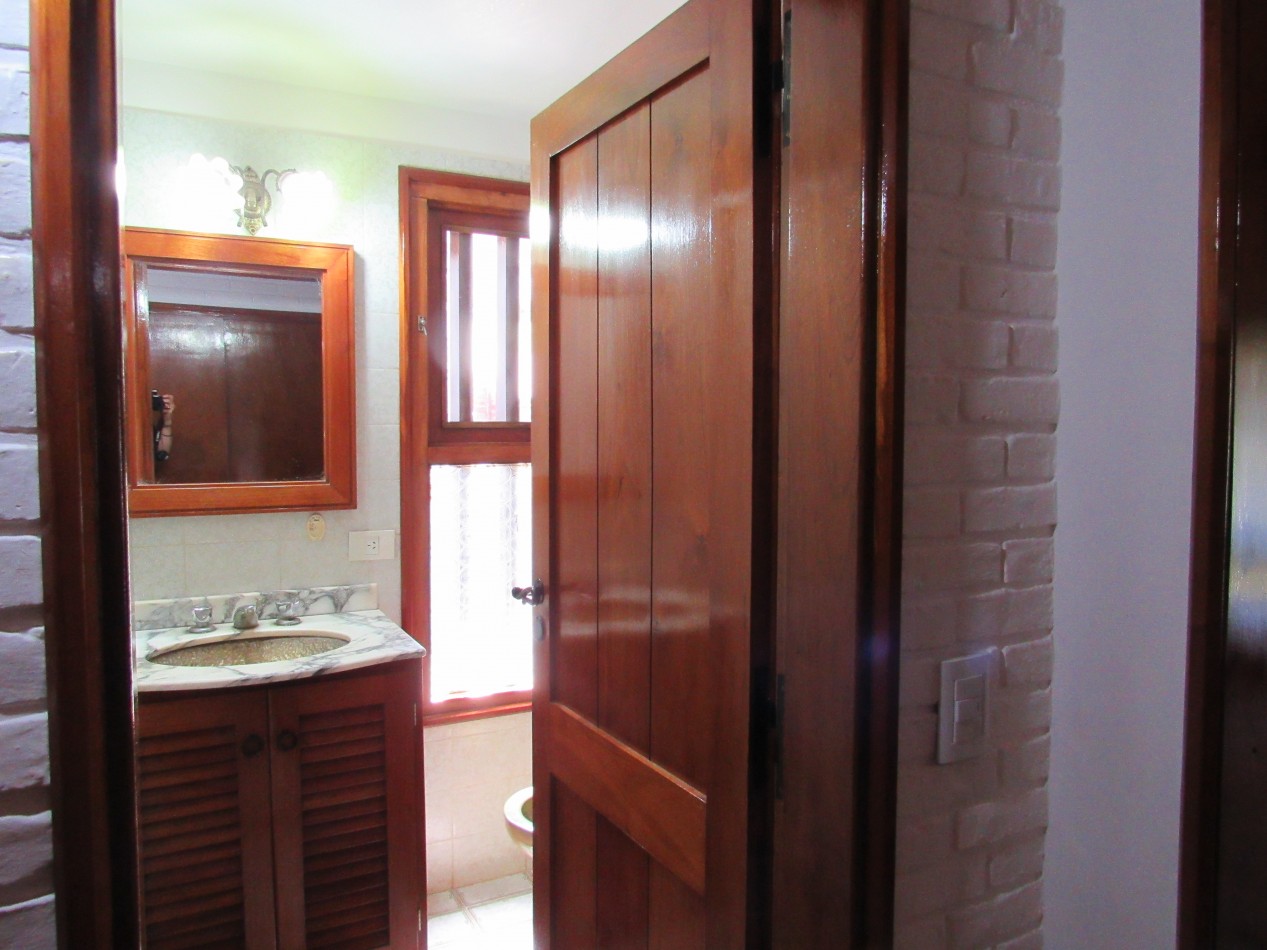 CASA EN ALQUILER ANUAL  A 300 MTS DE LA PLAYA EN ZONA IGLESIA PINAMAR. 213 MT2 CUB.4 HABITACIONES .TERRENO 890 MT2 ESCUCHAMOS PROPUESTAS