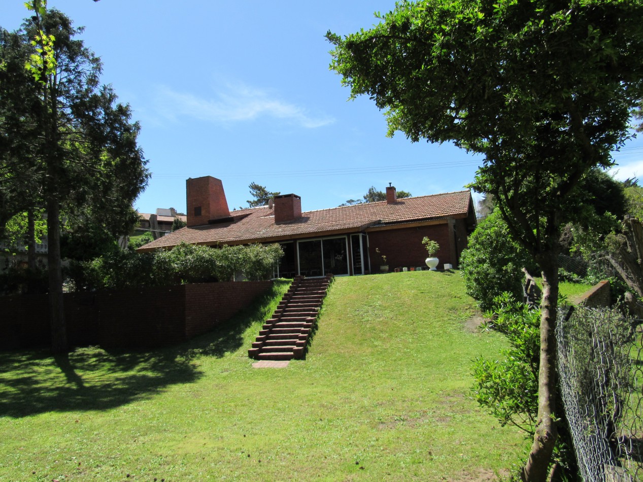 CASA EN ALQUILER ANUAL  A 300 MTS DE LA PLAYA EN ZONA IGLESIA PINAMAR. 213 MT2 CUB.4 HABITACIONES .TERRENO 890 MT2 ESCUCHAMOS PROPUESTAS