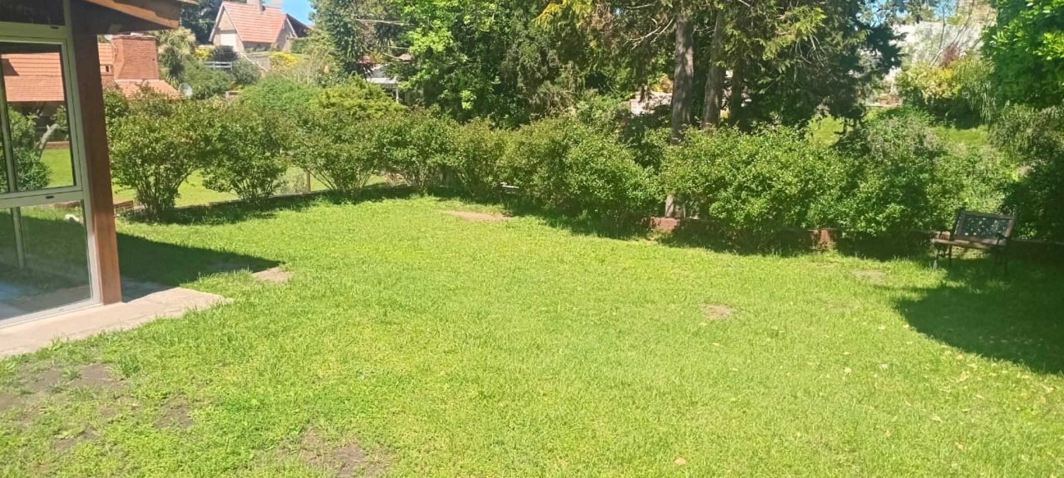 CASA EN ALQUILER ANUAL  A 300 MTS DE LA PLAYA EN ZONA IGLESIA PINAMAR. 213 MT2 CUB.4 HABITACIONES .TERRENO 890 MT2 ESCUCHAMOS PROPUESTAS