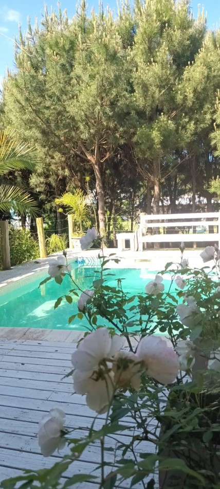   CASA EN   ALQUILER TEMPORARIO EN PINAMAR 2HABITACIONES.PILETA.