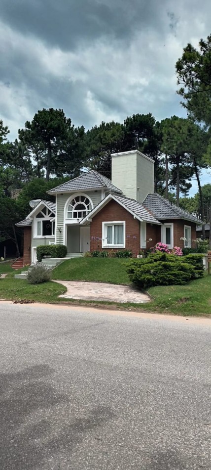 CASA EN ALQUILER EN  PINAMAR NORTE A 200 METROS DE LA PAYA  PARA  6 PERSONAS 