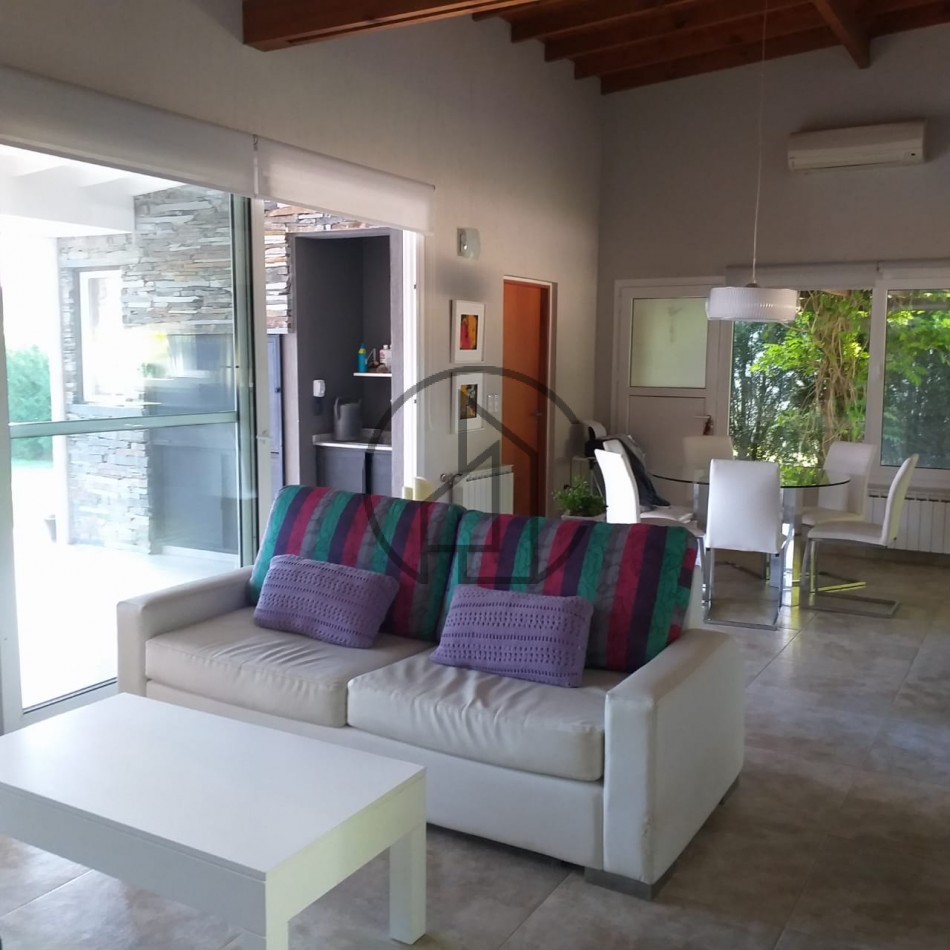 CASA EN VENTA EN BARRIO ALAMOS II- TOMAMOS EN FORMA DE PAGO  DEPARTAMENTO EN CABA o PINAMAR