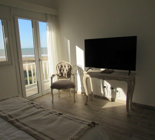 Casa en Venta Sobre La Playa en Carilo. Te Invitamos a Pasar Una Noche Para Descubrirla.