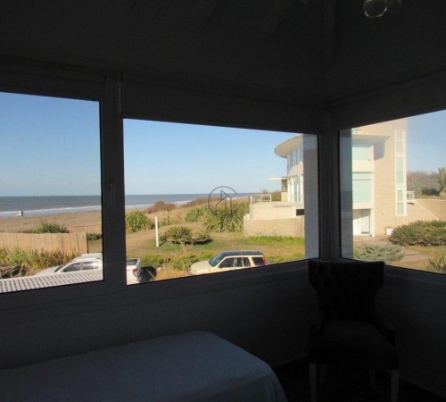 Casa en Venta Sobre La Playa en Carilo. Te Invitamos a Pasar Una Noche Para Descubrirla.