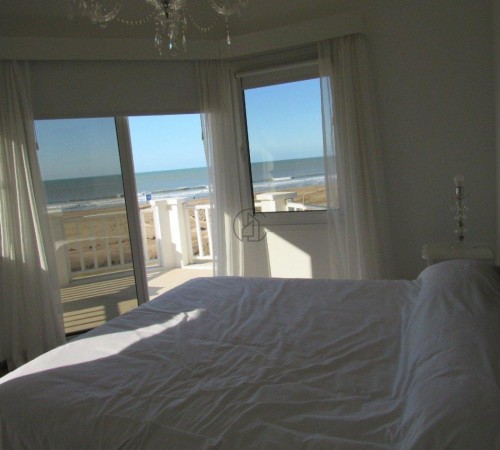 Casa en Venta Sobre La Playa en Carilo. Te Invitamos a Pasar Una Noche Para Descubrirla.