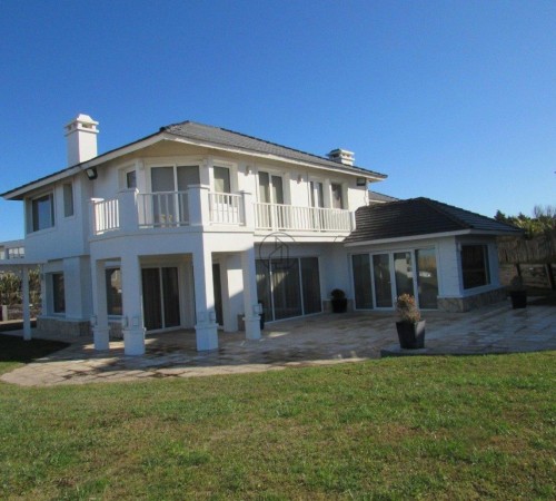 Casa en Venta Sobre La Playa en Carilo. Te Invitamos a Pasar Una Noche Para Descubrirla.