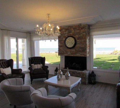 Casa en Venta Sobre La Playa en Carilo. Te Invitamos a Pasar Una Noche Para Descubrirla.