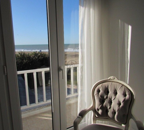 Casa en Venta Sobre La Playa en Carilo. Te Invitamos a Pasar Una Noche Para Descubrirla.