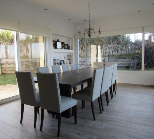 Casa en Venta Sobre La Playa en Carilo. Te Invitamos a Pasar Una Noche Para Descubrirla.