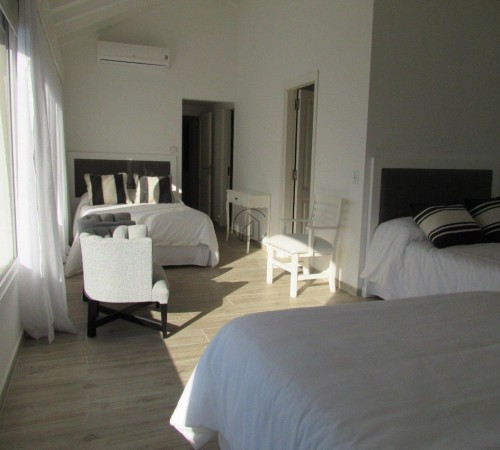 Casa en Venta Sobre La Playa en Carilo. Te Invitamos a Pasar Una Noche Para Descubrirla.