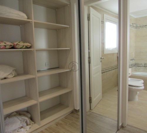 Casa en Venta Sobre La Playa en Carilo. Te Invitamos a Pasar Una Noche Para Descubrirla.