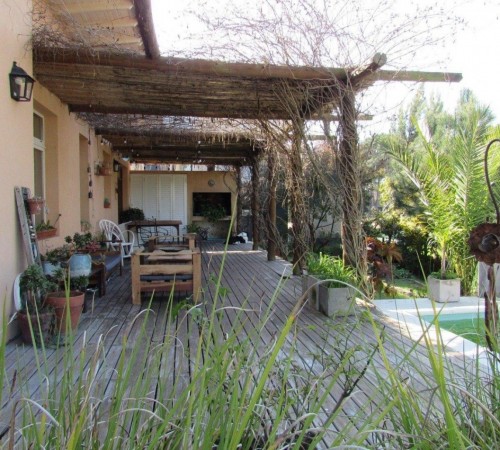   CASA EN VENTA  EN PINAMAR 2HABITACIONES.PILETA.GAS NATURAL