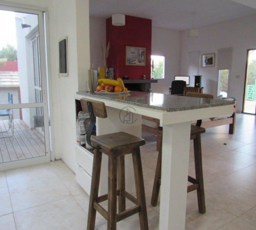 CASA EN COSTA ESMERALDA TOMA PERMUTA POR DEPTARTAMENTO EN CABA O ZONA COSTA ATLANTICA.URGENTE