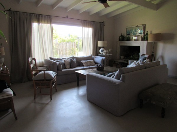   CASA EN VENTA  EN PINAMAR 2HABITACIONES.PILETA.GAS NATURAL