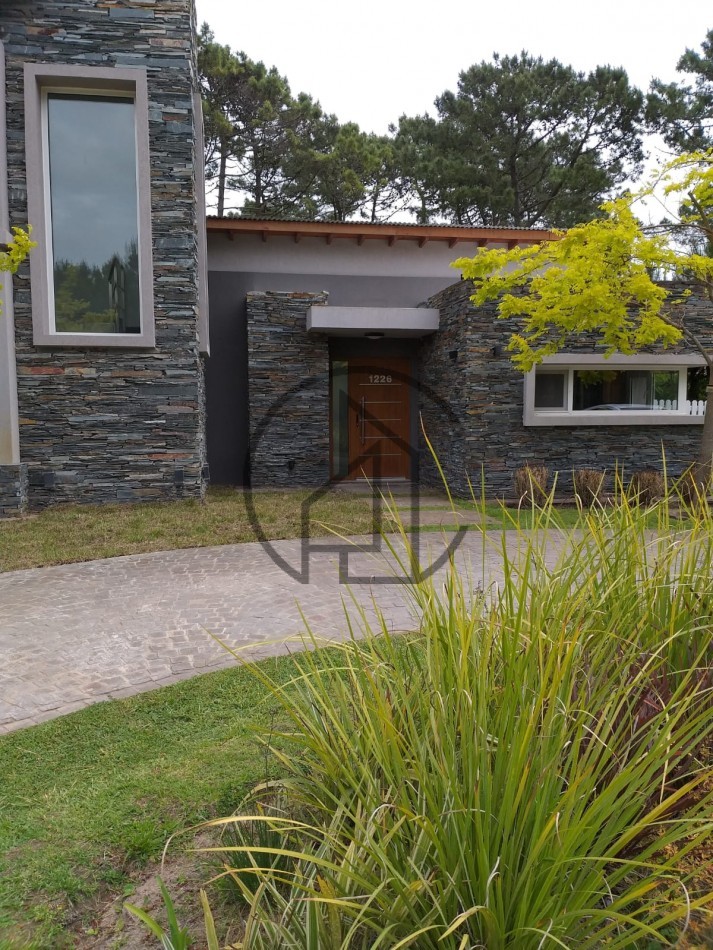 CASA EN VENTA EN BARRIO ALAMOS II- TOMAMOS EN FORMA DE PAGO  DEPARTAMENTO EN CABA o PINAMAR