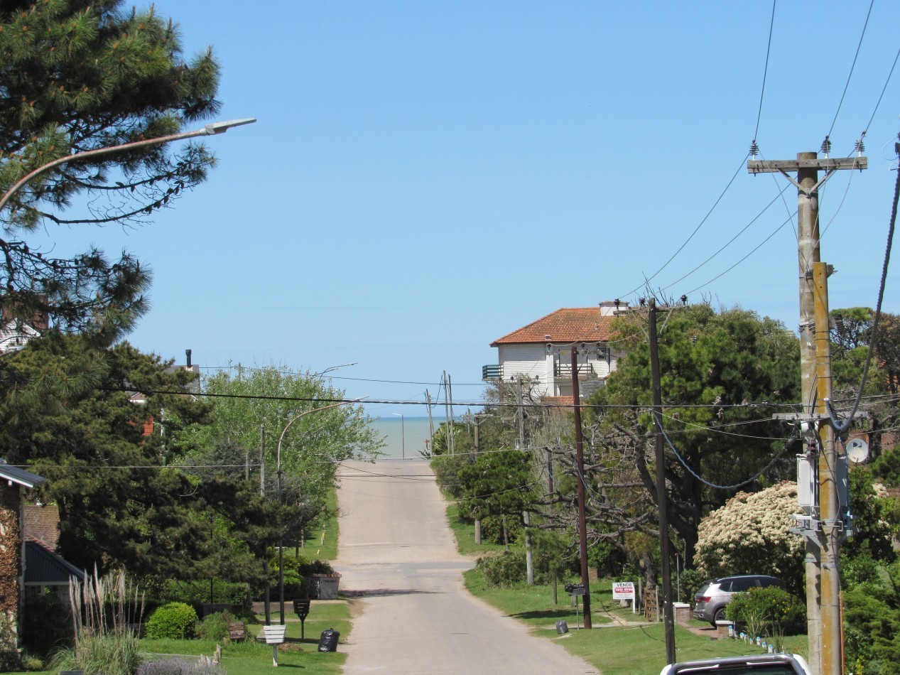 CASA EN VENTA  A 300 MTS DE LA PLAYA EN ZONA IGLESIA PINAMAR. 213 MT2 CUB.4 HABITACIONES .TERRENO 890 MT2 ESCUCHAMOS PROPUESTAS