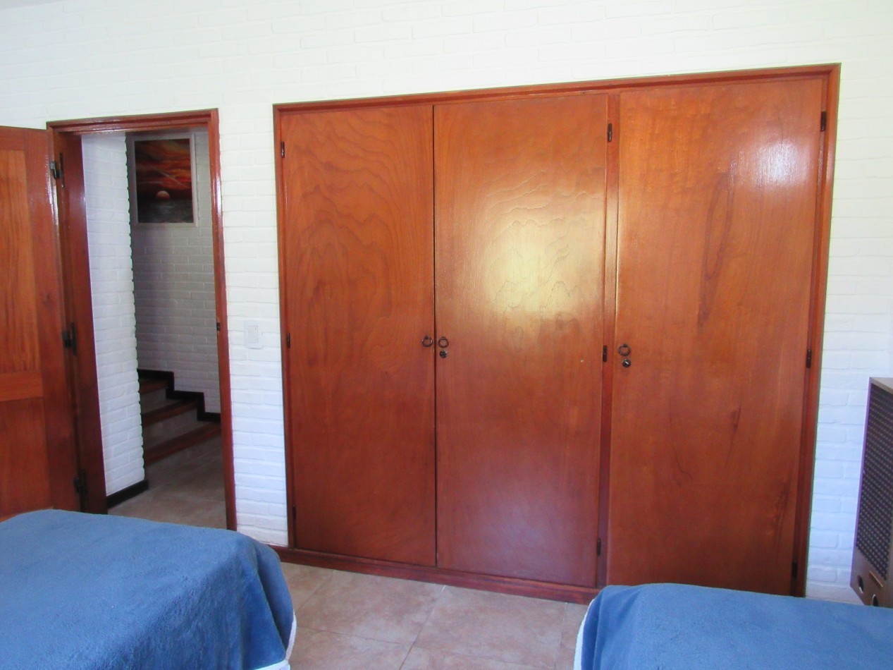 CASA EN VENTA  A 300 MTS DE LA PLAYA EN ZONA IGLESIA PINAMAR. 213 MT2 CUB.4 HABITACIONES .TERRENO 890 MT2 ESCUCHAMOS PROPUESTAS