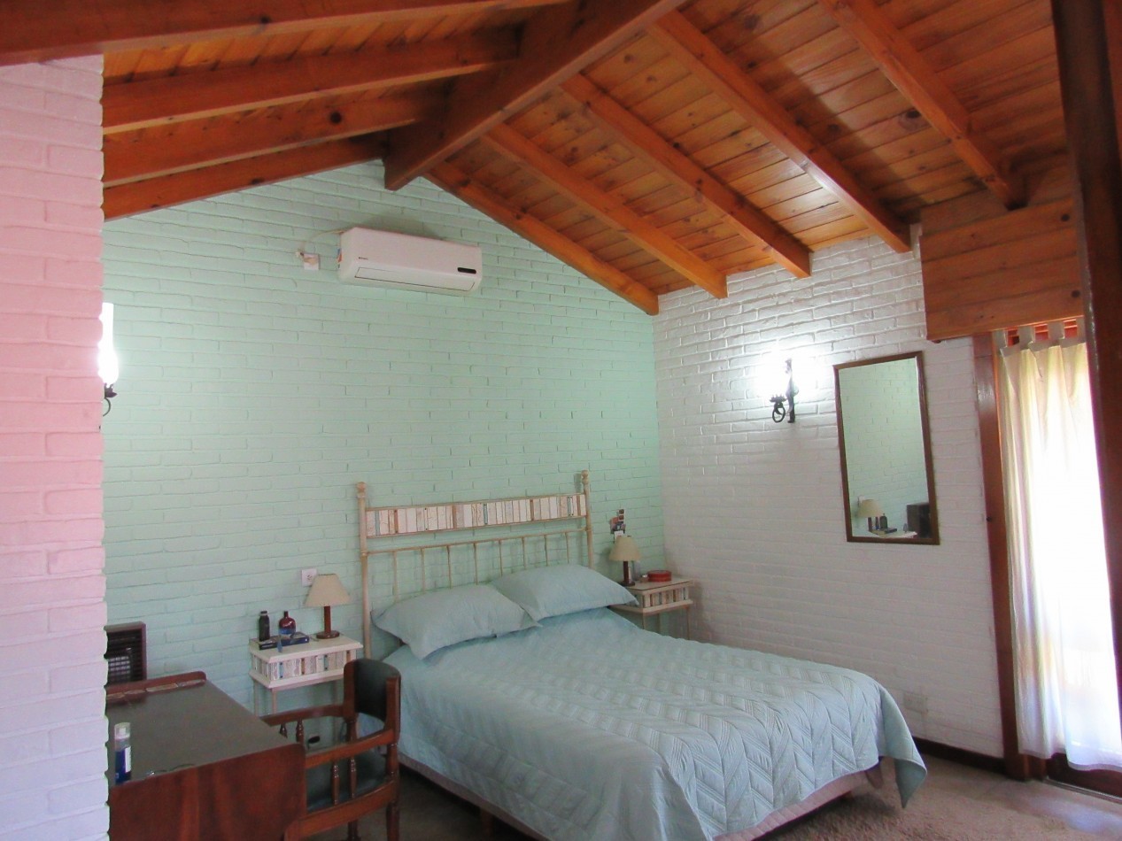 CASA EN VENTA  A 300 MTS DE LA PLAYA EN ZONA IGLESIA PINAMAR. 213 MT2 CUB.4 HABITACIONES .TERRENO 890 MT2 ESCUCHAMOS PROPUESTAS