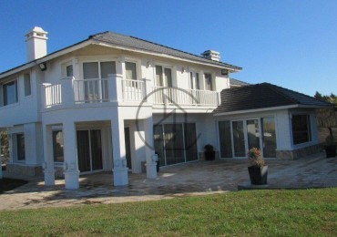 Casa en Venta Sobre La Playa en Carilo. Te Invitamos a Pasar Una Noche Para Descubrirla.