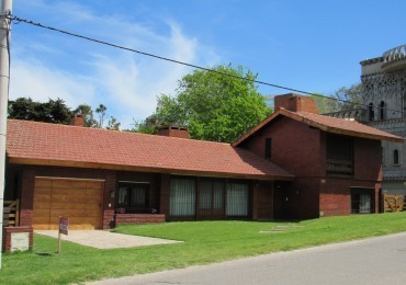CASA EN VENTA  A 300 MTS DE LA PLAYA EN ZONA IGLESIA PINAMAR. 213 MT2 CUB.4 HABITACIONES .TERRENO 890 MT2 ESCUCHAMOS PROPUESTAS